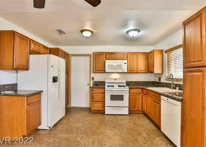 Centrally Located Spacious Vacation Hom 13 M Strip