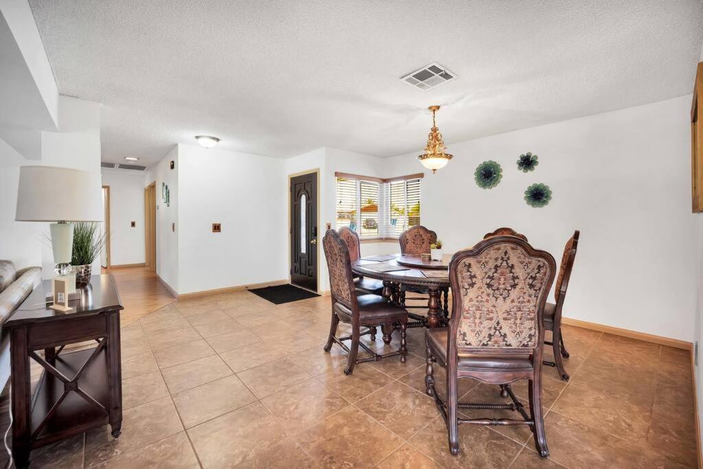 Centrally Located Spacious Vacation Hom 13 M Strip Ferienhaus