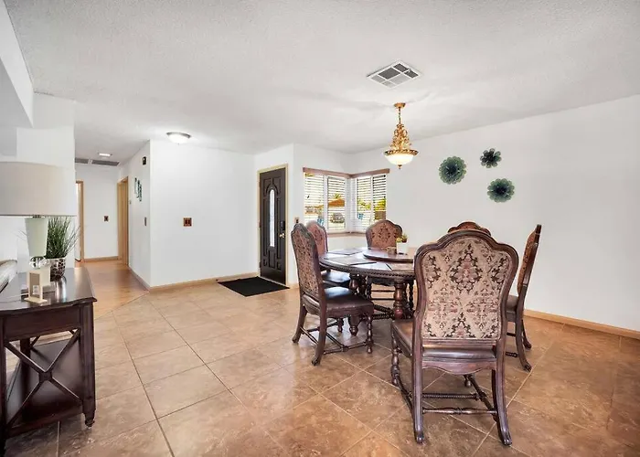 Centrally Located Spacious Vacation Hom 13 M Strip